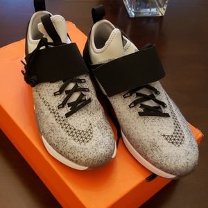 NIKE AIR ZOOM STRONG WOMENS